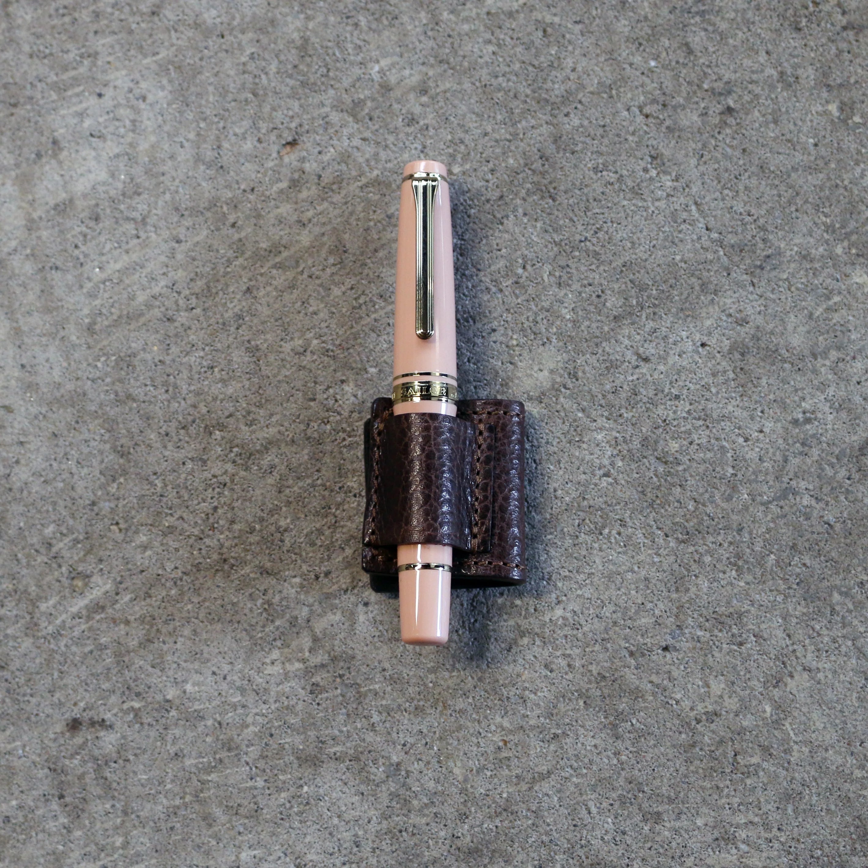 The Superior Labor Toscana Pen Holder: 1 Pen (2 colours)