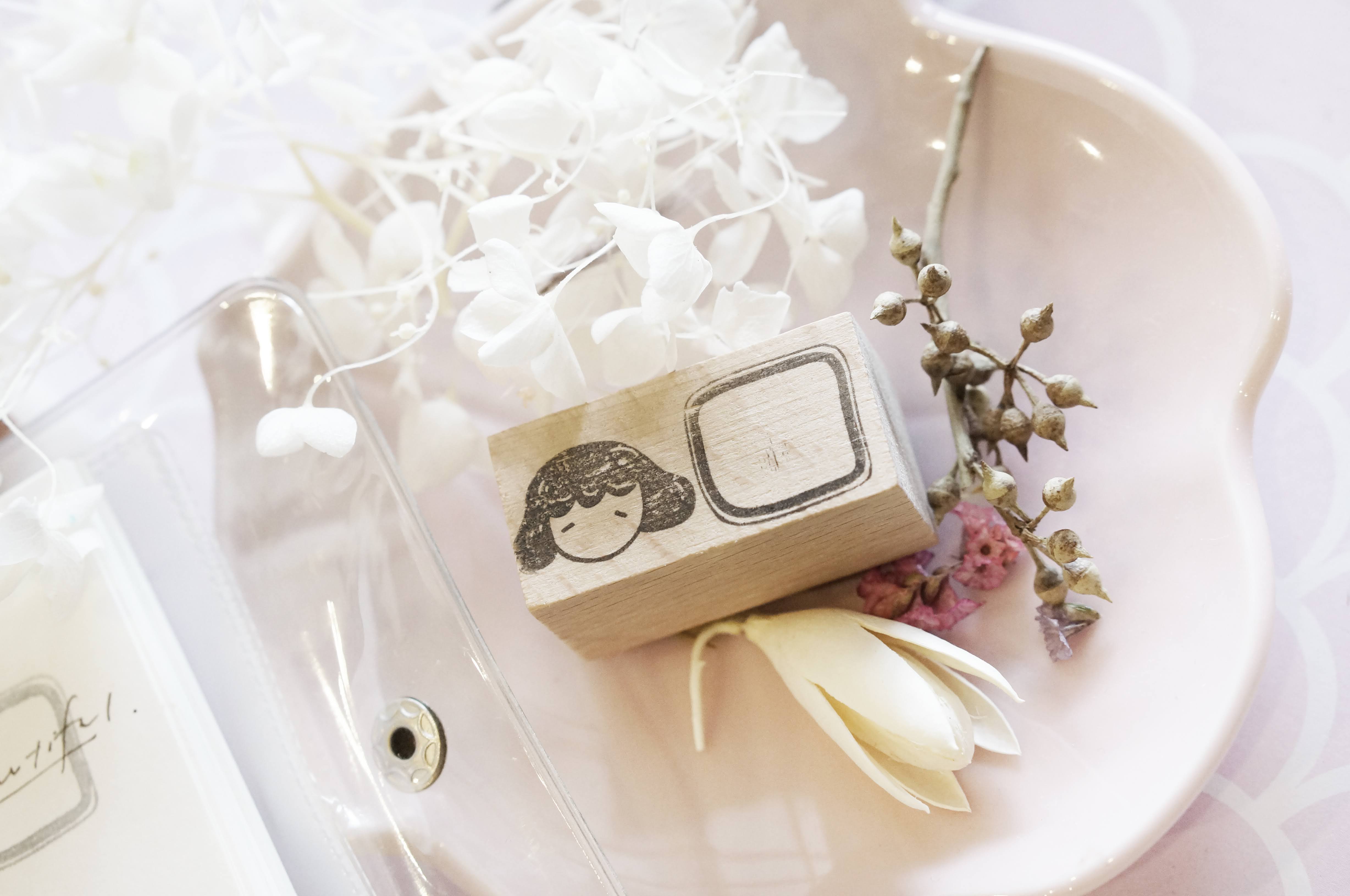 Kami Kami- Mini Frame: Girl with Square Frame Rubber Stamp - Smidapaper Ikigai Shop