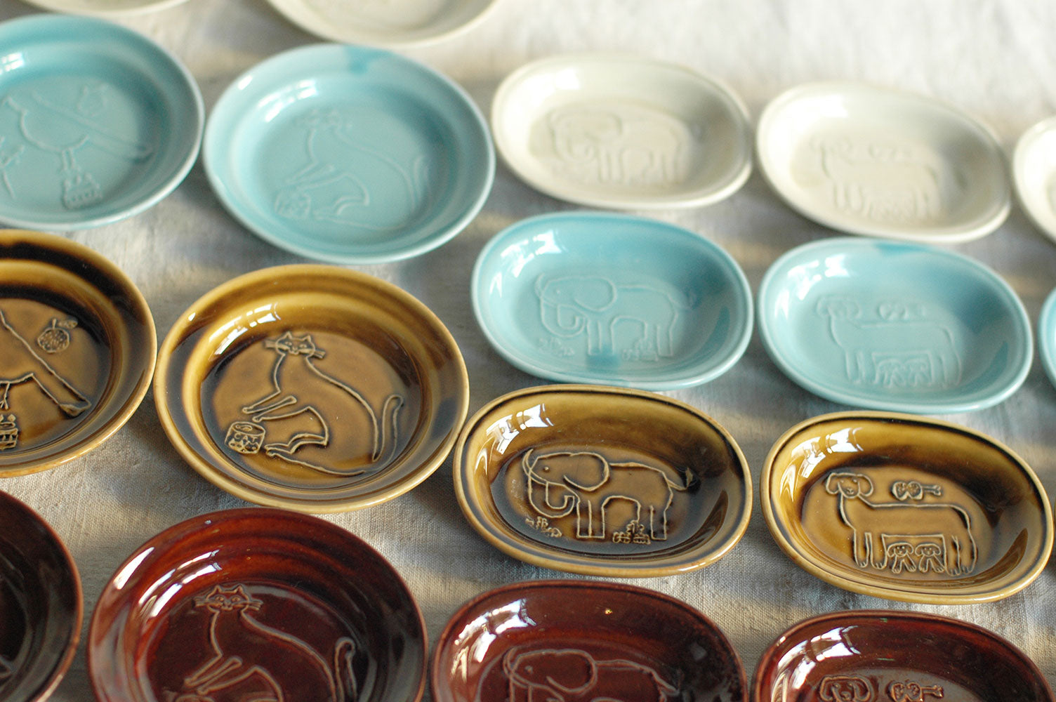Classiky Toranekobonbon Round Small Dish: Cat (2 colours) - Smidapaper Ikigai Shop